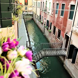 Charming Canal View San Marco Apartment Venice